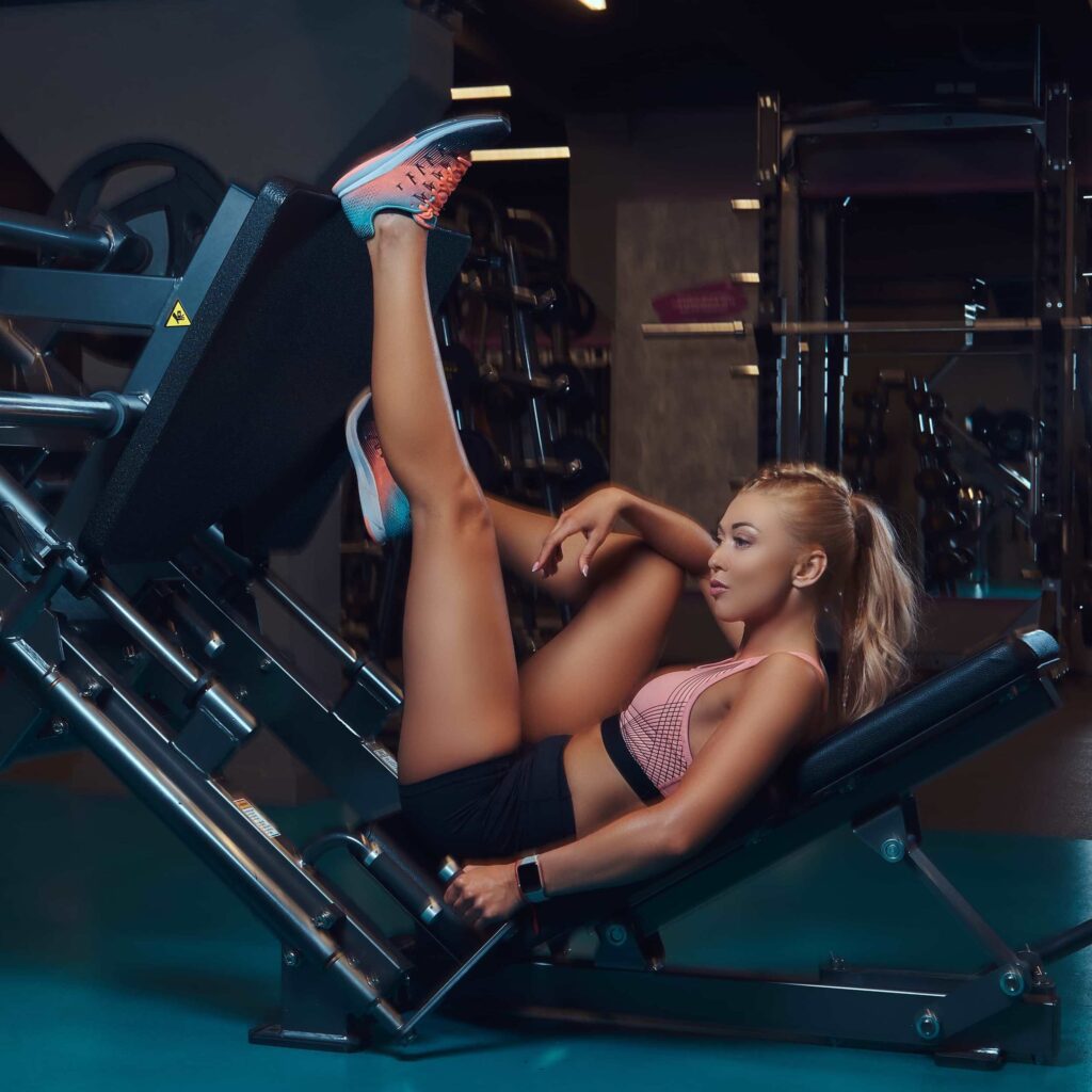 Mujer haciendo ejercicio en el gym