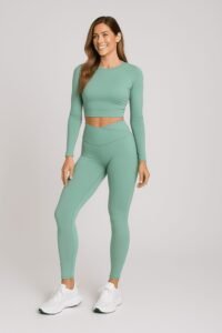 mujer usando un legging con pretina en V y un top manga larga y cuello redondo