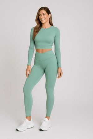 mujer usando un legging con pretina en V y un top manga larga y cuello redondo
