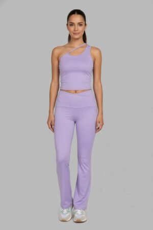 mujer usando un conjunto deportivo de top y malla acampanada color lila