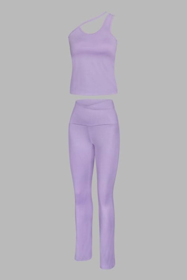 mujer usando un conjunto deportivo de top y malla acampanada color lila