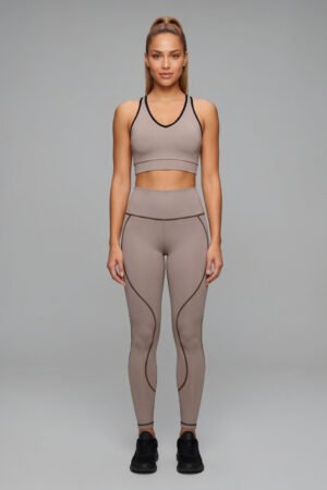 conjunto deportivo de top con copas y legging pretina ancha color arena