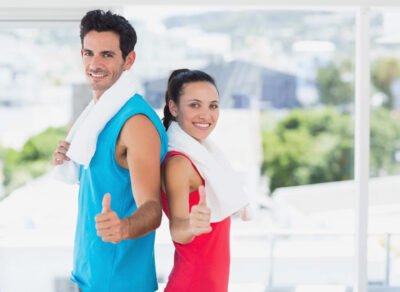 Pareja entrenando usando ropa deportiva axe