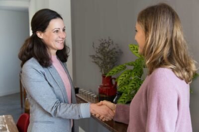 Mujer negociando con proveedores