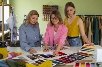 mujeres diseñando su propia marca de ropa deportiva
